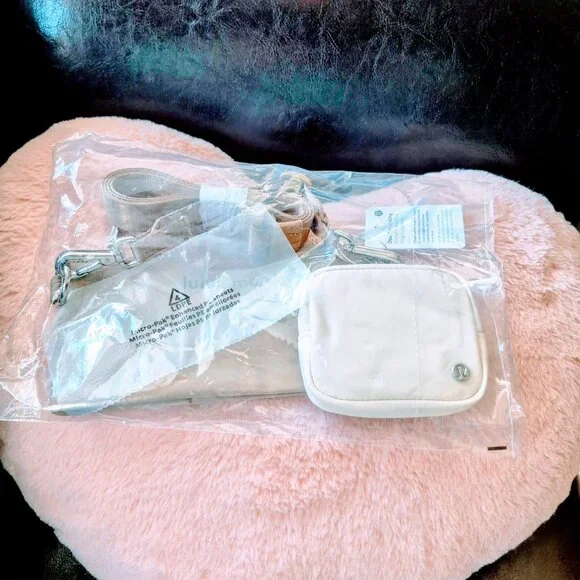 Lululemon Dual-Pouch Sling, BNWT - Picture 6 of 6